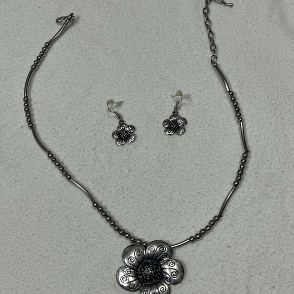 Elegant Silver Floral Necklace and Earring Set - Picture 2 of 2